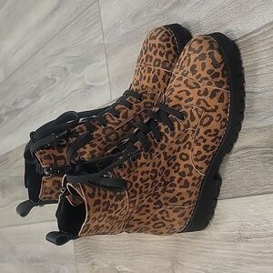 Donlad Pliner Size 6 Suede Leopard Print Lace Up Boots